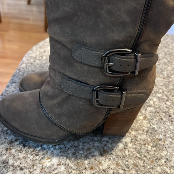 Not yet Rated- high heel boot is with zipper details. - Picture 3 of 11